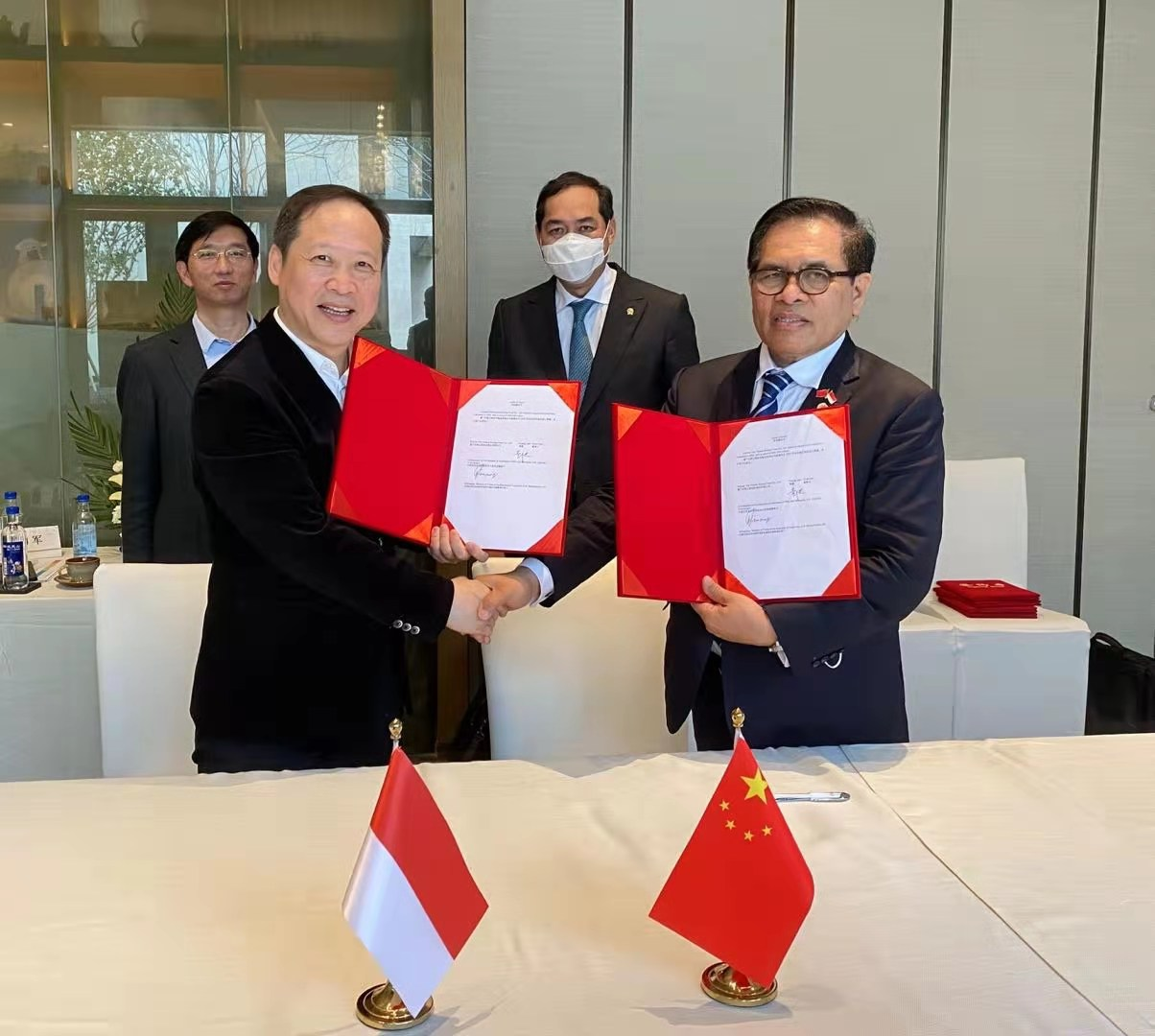 印尼驻华大使周浩黎(前排右)与燕之屋董事长黄健(前排左)签订协议