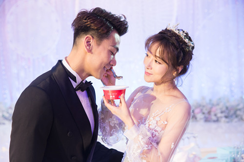 陈紫函戴向宇婚宴互喂碗燕 众明星笑催早生贵子